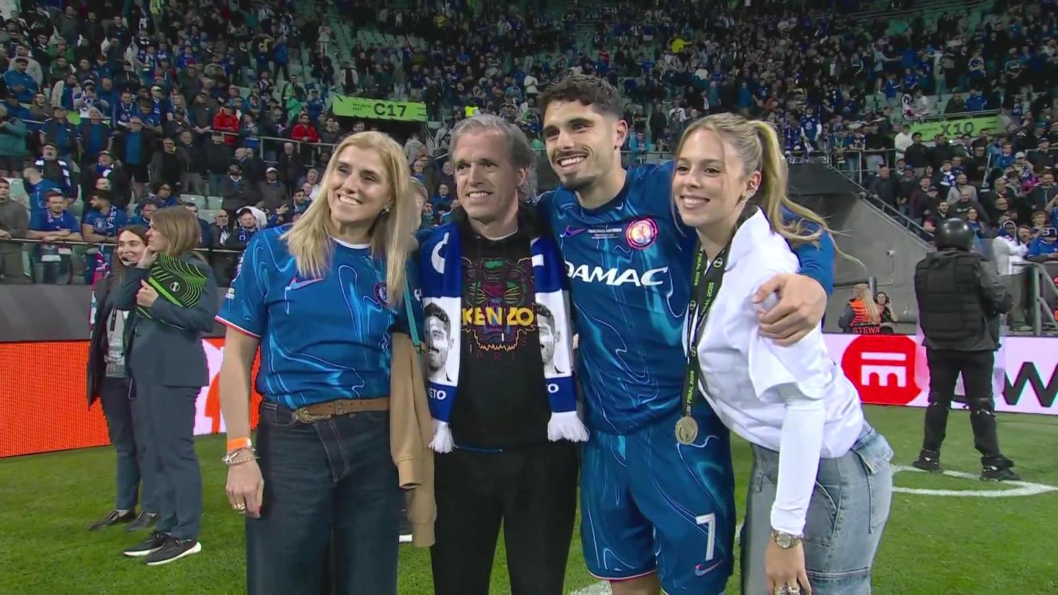 內(nèi)托好福氣！奪冠后高顏值女友來合照，身材相當哇塞！