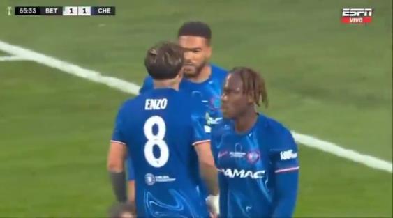 繼續(xù)干！恩佐進球后給了詹姆斯一巴掌，兩人頂頭互相打氣