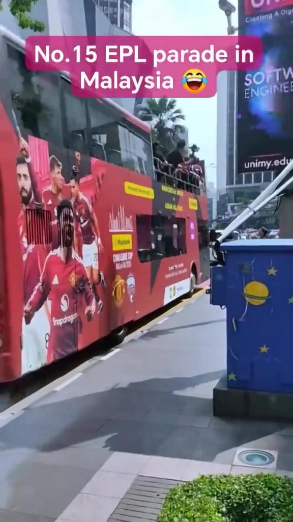 游街示眾？曼聯(lián)在馬來西亞街頭大巴游行，球迷笑噴