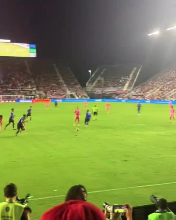 梅老板為了給蘇亞雷斯送個助攻，也是拼了啊