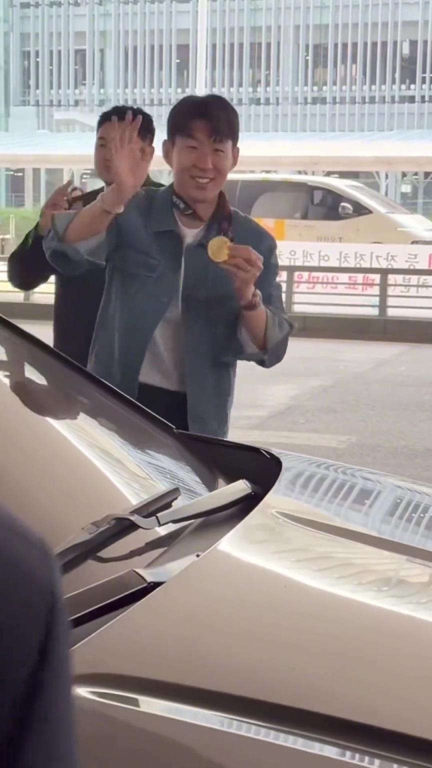 衣錦還鄉(xiāng)！孫興慜返回韓國，眾多女球迷讓其把歐聯(lián)獎牌戴上