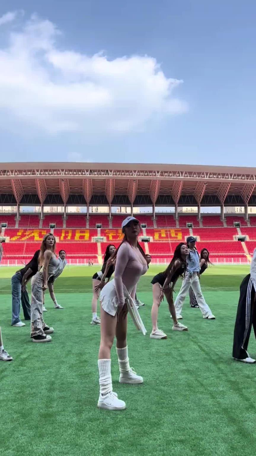 好看！在彩排的遼寧鐵人啦啦隊小姐姐們